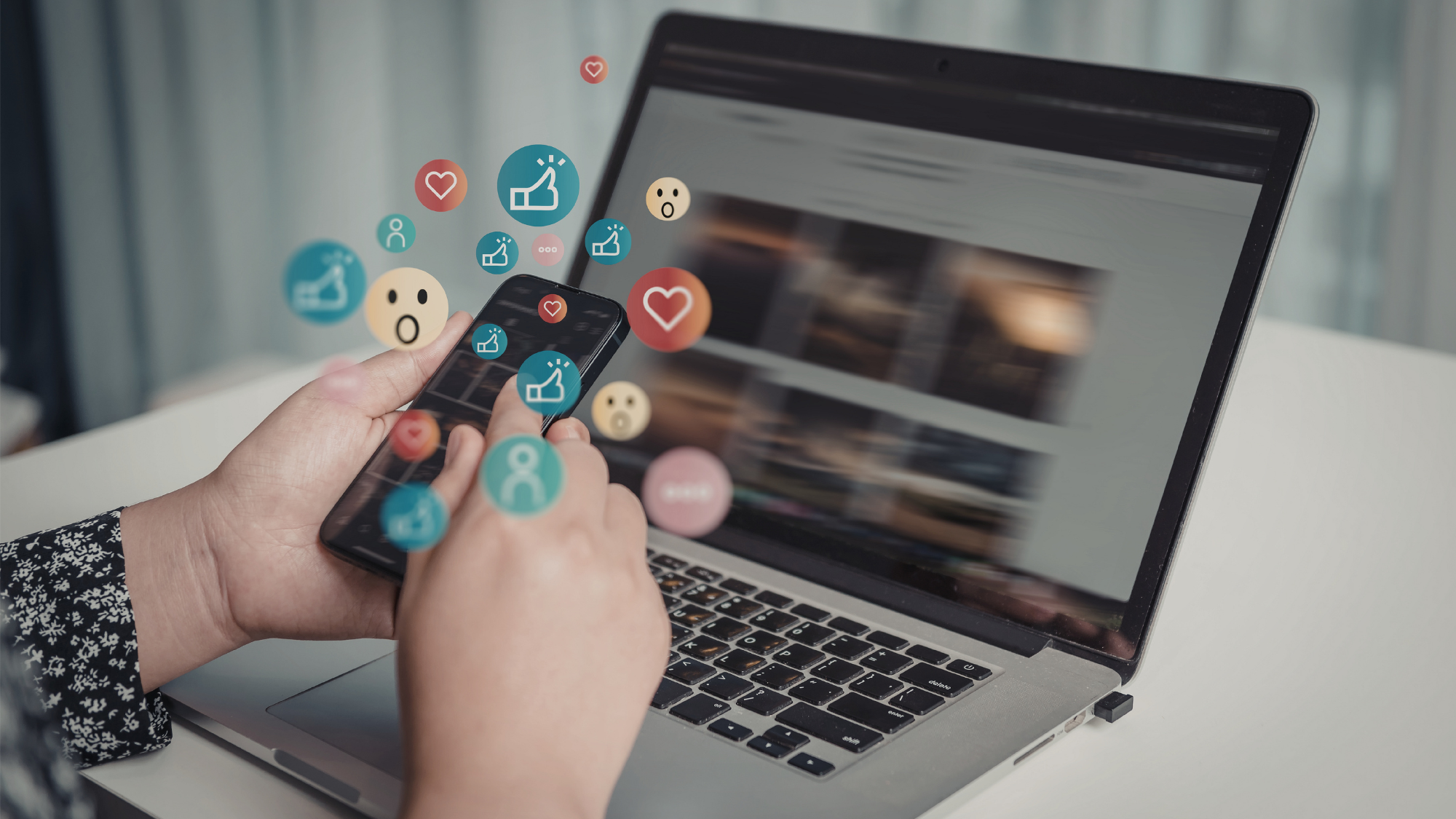 Homem de negócios analisando gráficos de performance de redes sociais em um tablet.